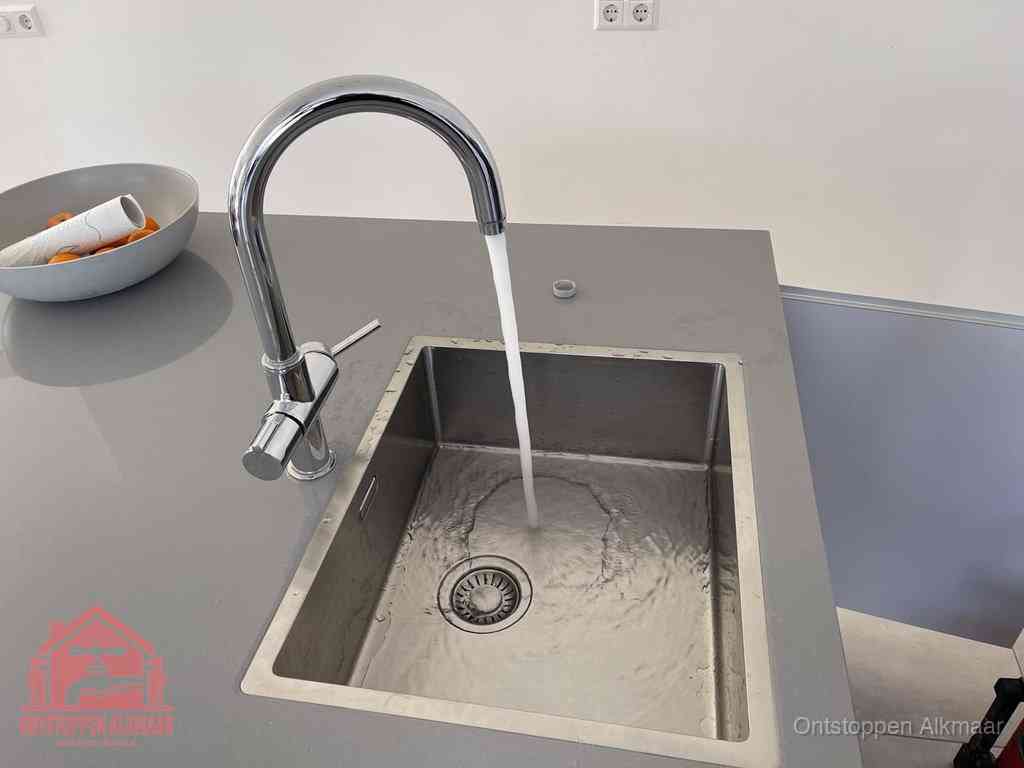 Een vrij doorstromende rvs spoelbak waar het water moeiteloos wegloopt, het resultaat van slim onderhoud dat geld bespaart in Alkmaar