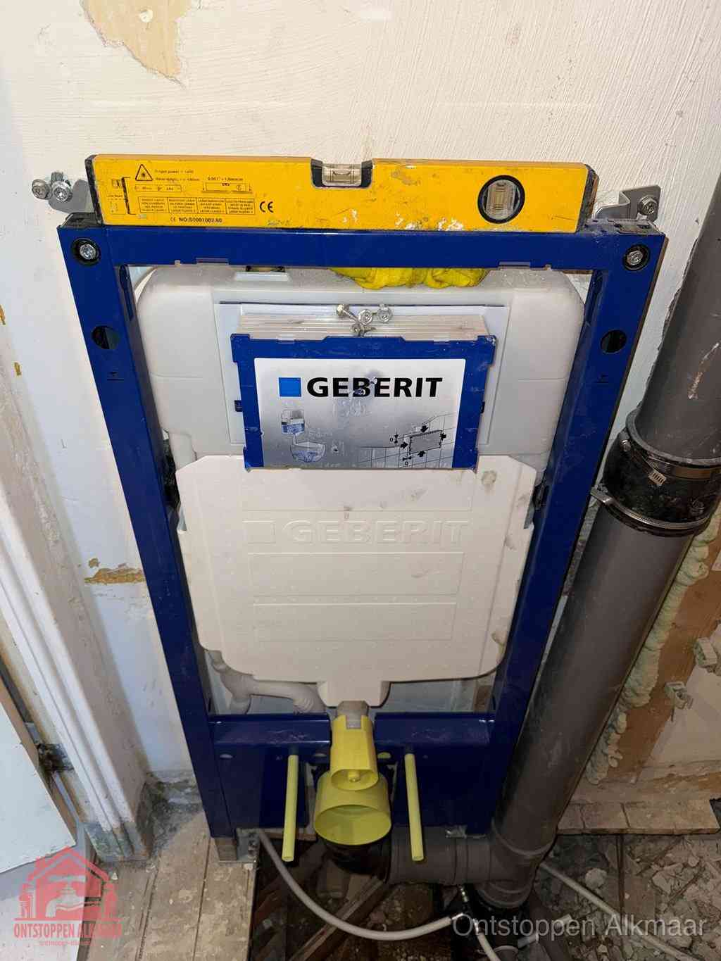 Een Geberit inbouwreservoir met frame voor een hangtoilet tegen de wand, met de afvoerbocht naar de vloer, kenmerkend voor een verstopt hangtoilet in Alkmaar