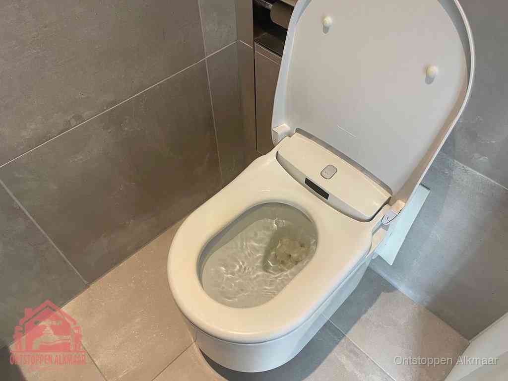 Een toiletpot vol troebel water met drijvend papier en restanten, de meest voorkomende oorzaak van een verstopte wc in Alkmaar