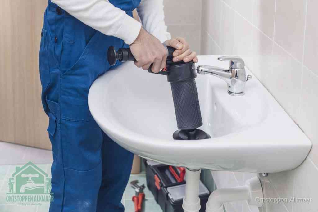 Een te ruwe doe-het-zelf poging met een hand-pomp op de afvoer van een badkamer-wastafel, een van de veelgemaakte fouten bij afvoer ontstoppen in Alkmaar