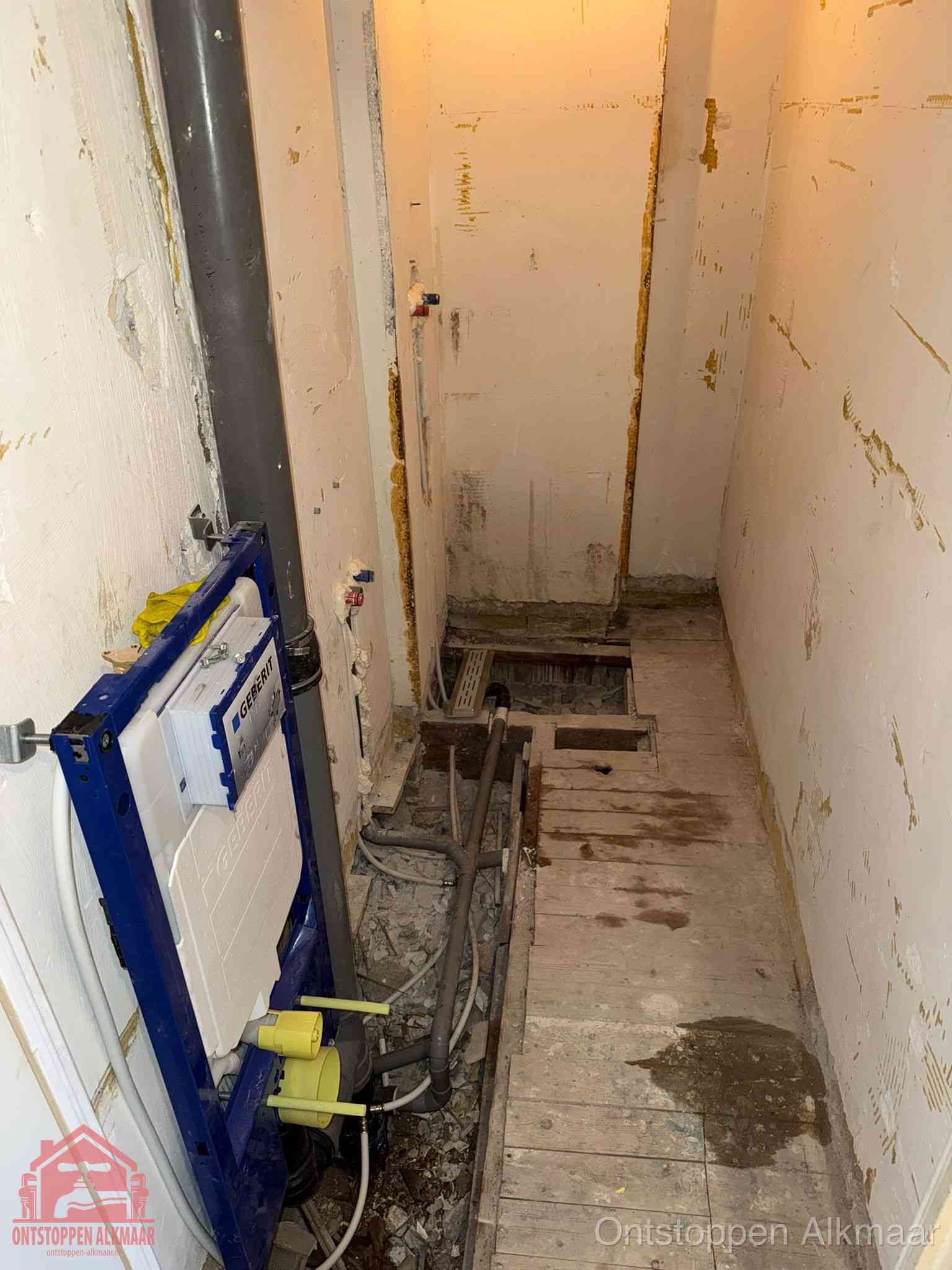 Een opgebroken toiletruimte tijdens renovatie met een Geberit inbouwreservoir en blootliggende oude afvoerleidingen, typisch voor oudere woningen in Alkmaar